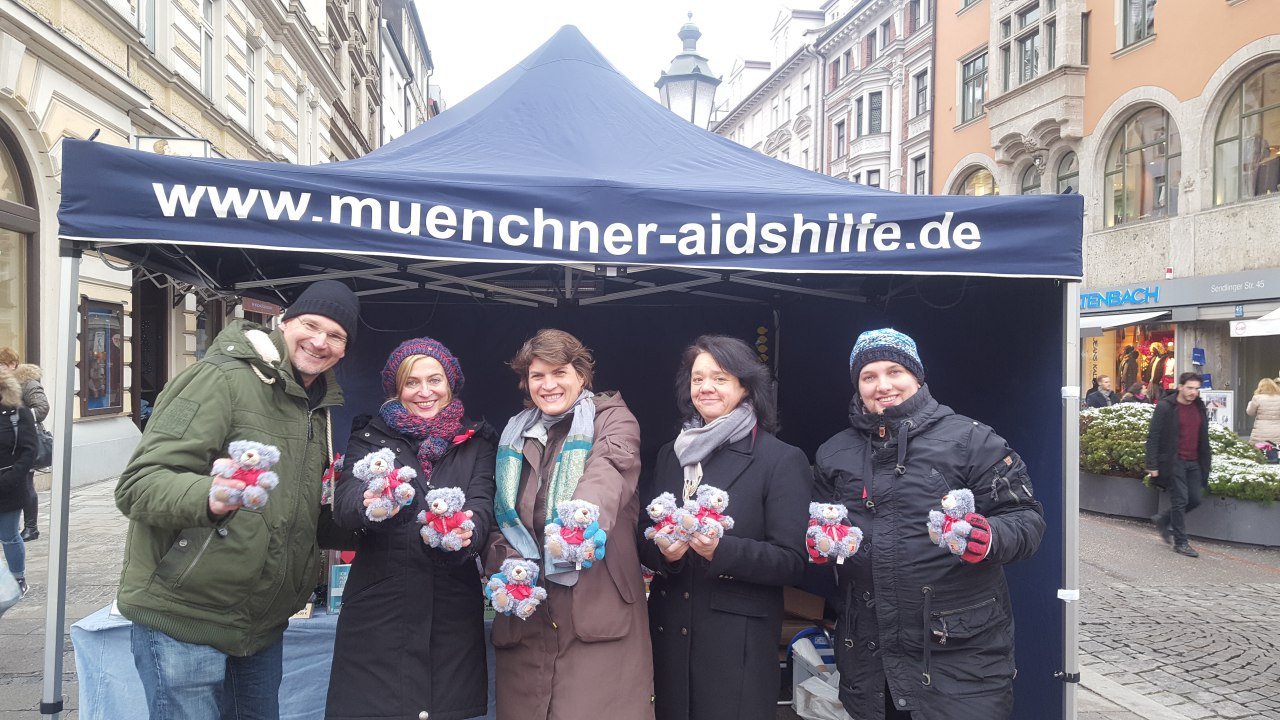Welt-Aids-Tag - Stand mit Claudia Stamm und Marion Ellen von mut beim Verkaufen von Teddys für die Münchner Aids-Hilfe.