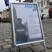 mut-Infotisch in Landshut – Plakatständer