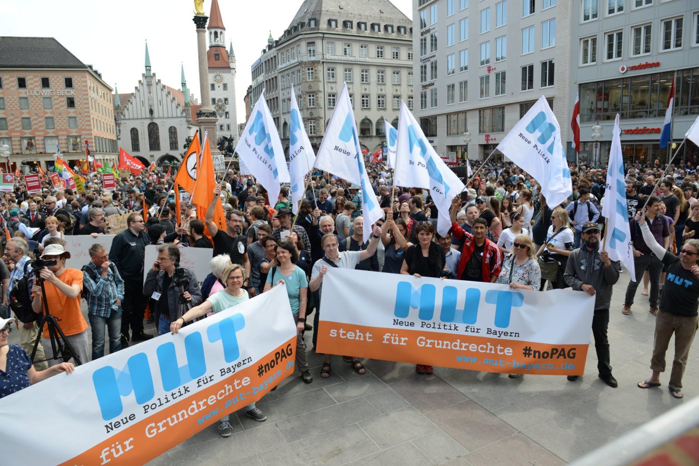 mut-Mitglieder auf der Demonstration gegen das Polizeiaufgabengesetz am 10. Mai 2018 in München
