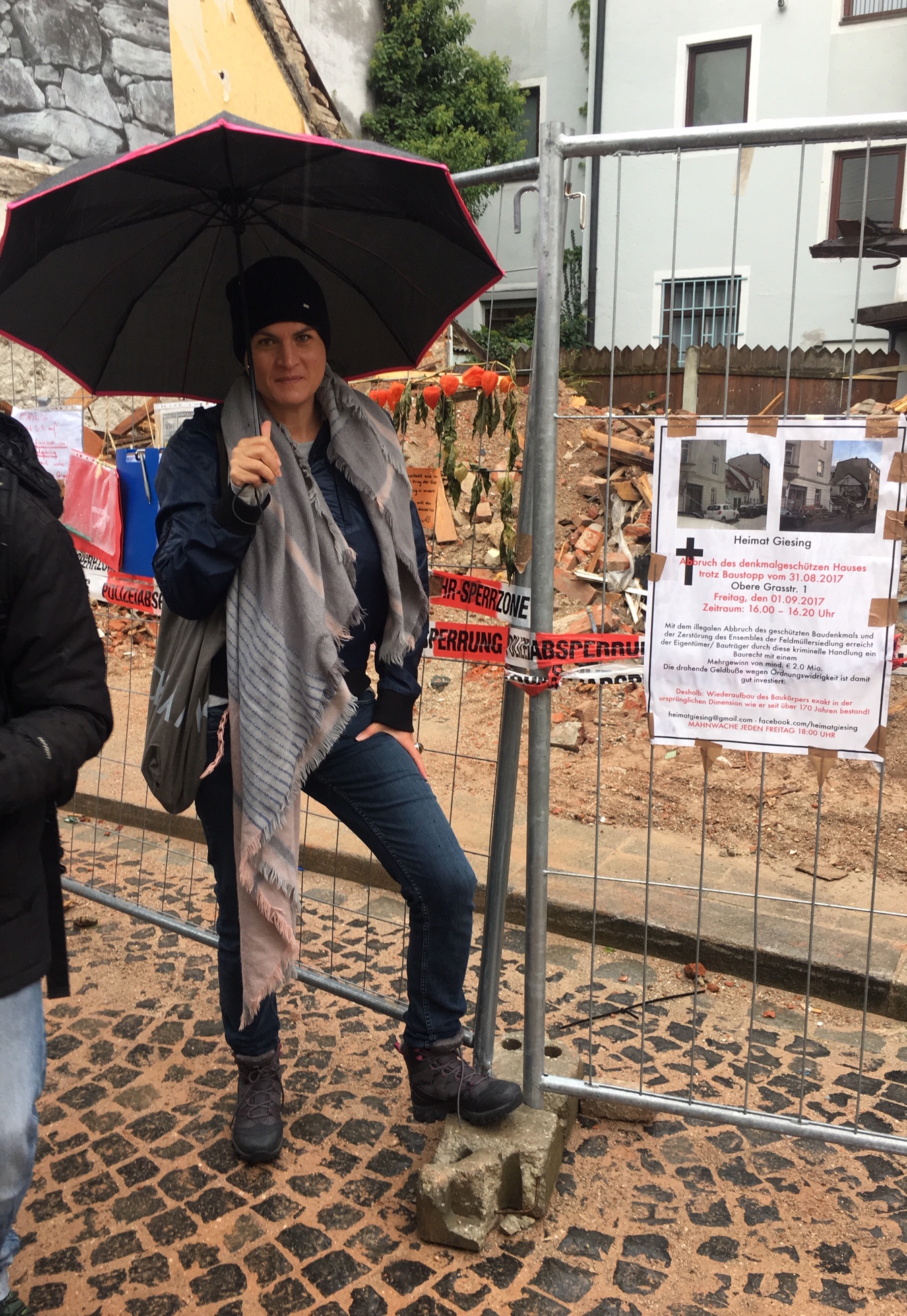 Claudia Stamm mit Regenschirm vor der Ruine vom Uhrmacherhäusl