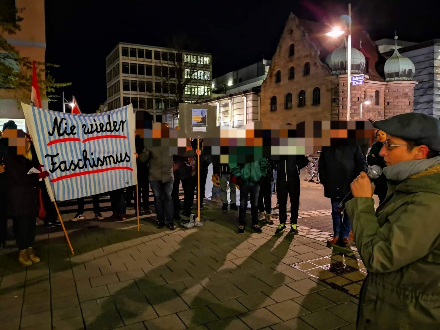 Demonstration in Nürnberg. Sprecherin Christine Deutschmann. Bannertext: "Nie wieder Faschismus"