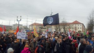 Hanau: Menschenmenge mit Flaggen und Transparenten