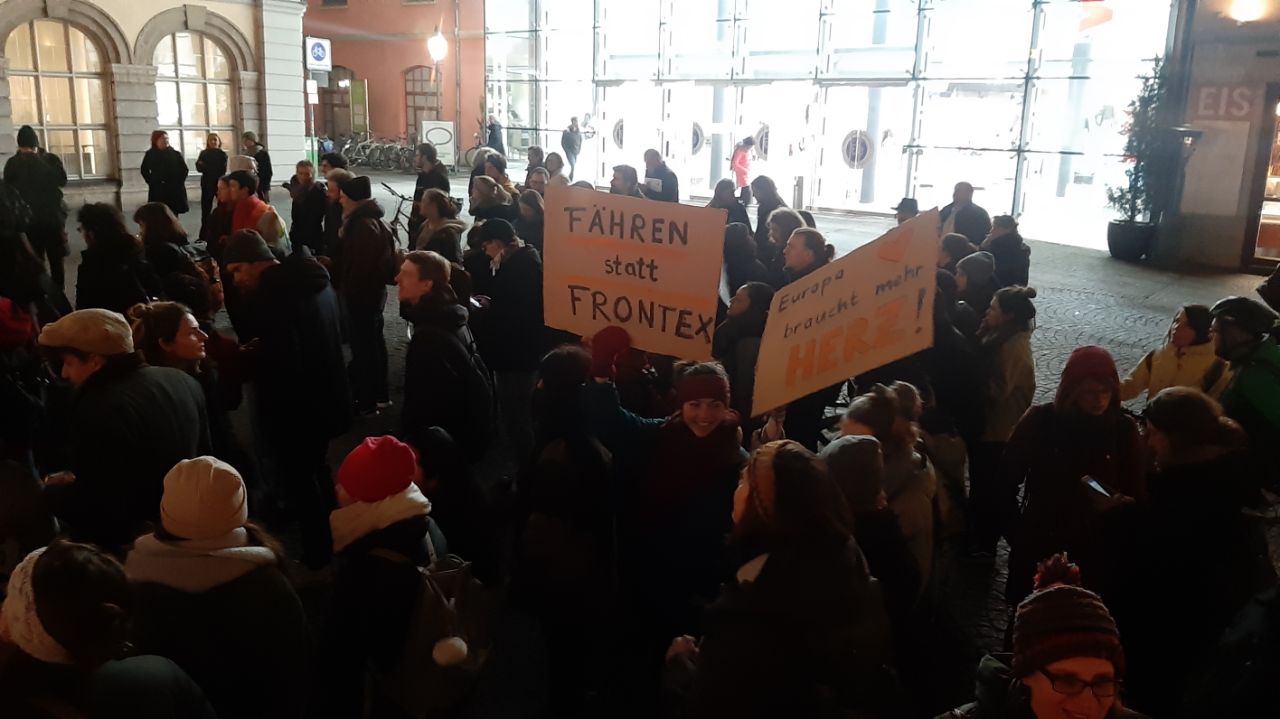 Abschottungspolitik: Demobilder Schilder mit "Fähren statt Frontex" "Europa braucht mehr Herz"